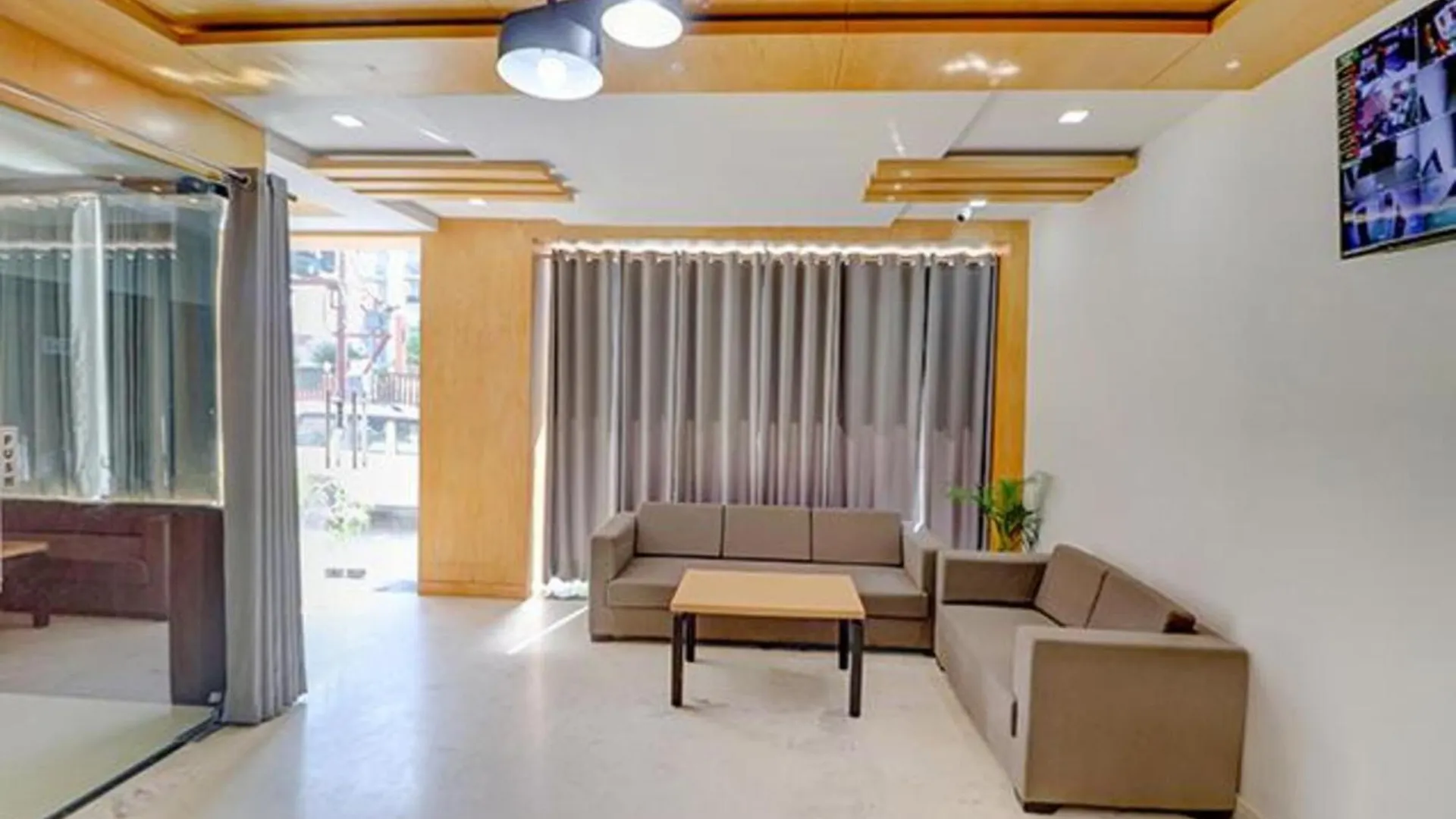 *** Hotel Fabhotel Premium Kashi Varanasi India